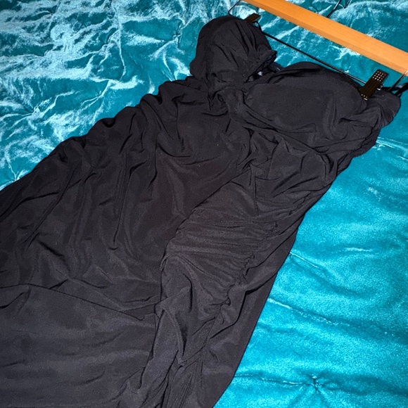 Long Black Ruched Strapless Gown with V-notch Bustline (Size 19/20) - Picture 5 of 7